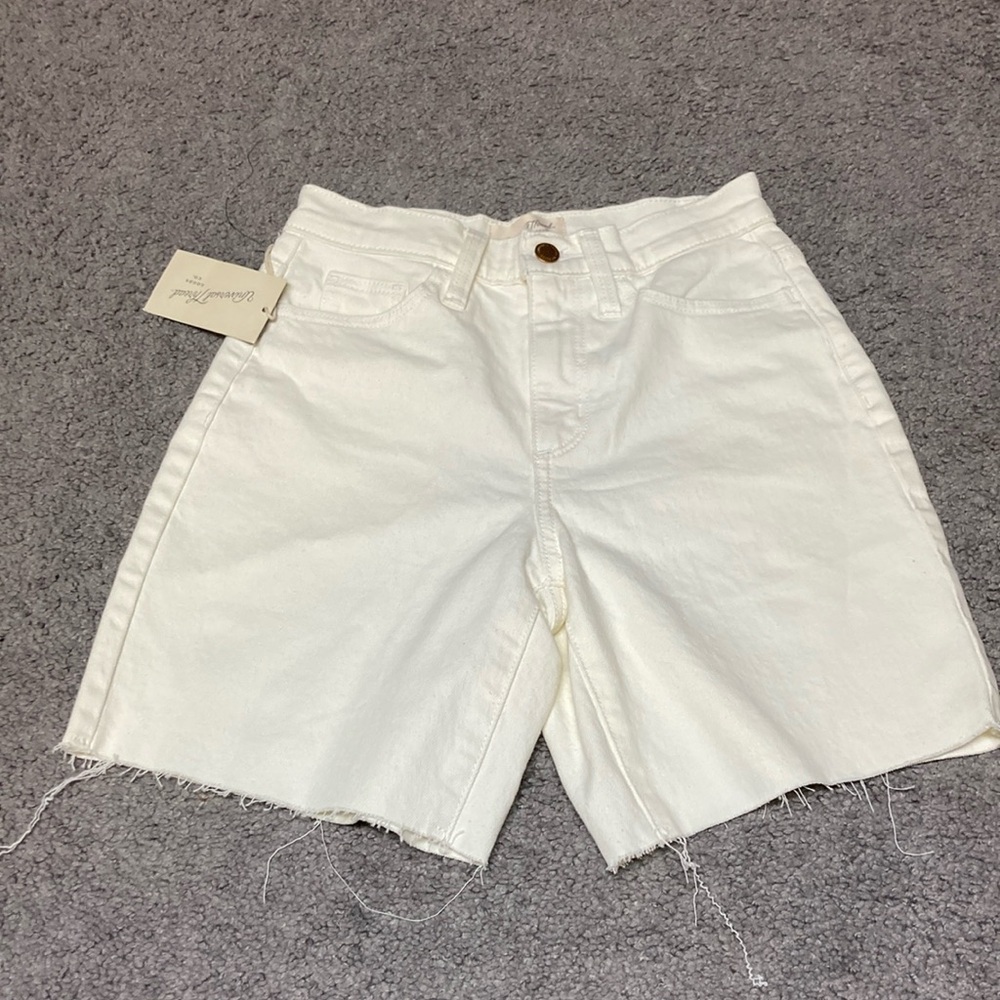 NWT Universal Thread Vintage straight White Denim Shorts
